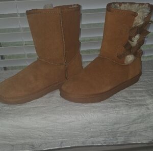 Cozy Aldi Women's Brown/Tan Boots with Bow Accents Size 8
